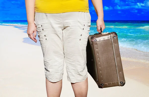 Woman with suitcases on the beach — Stock Photo, Image