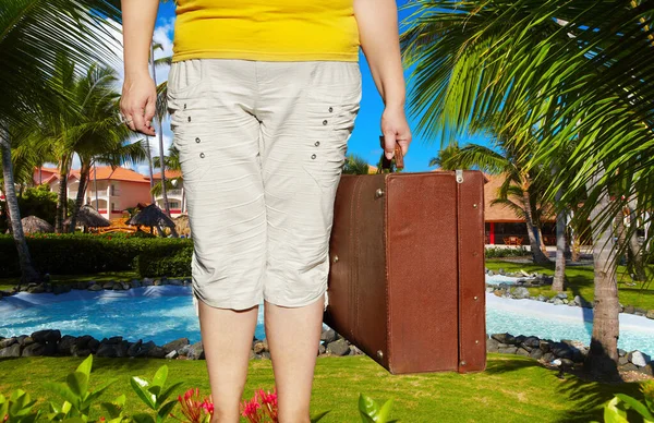 Woman with suitcases. Tropical resort — Stock Photo, Image