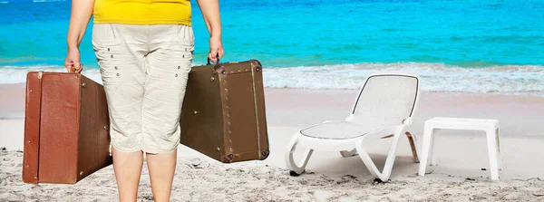 Woman with suitcases on the beach — Stock Photo, Image