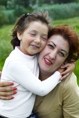 Mutlu anne ve küçük kızı. Çocukluk ve duygular
