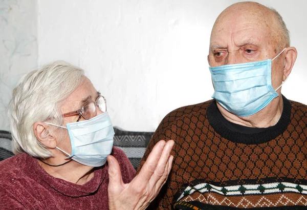 Äldre Par Medicinsk Mask Epidemin Och Hjälp Stockbild
