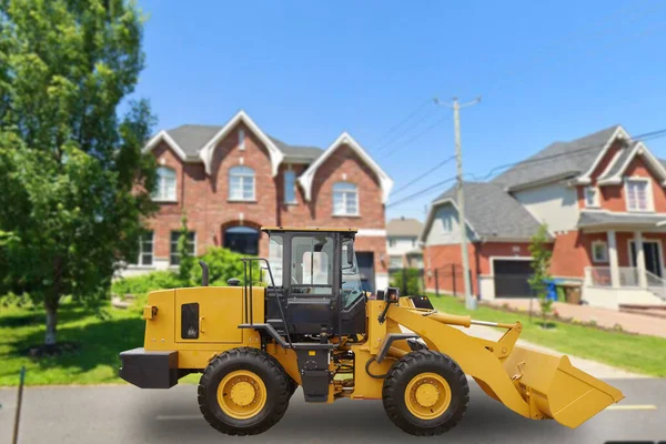 Желтый Трактор Городской Улице Здание — стоковое фото