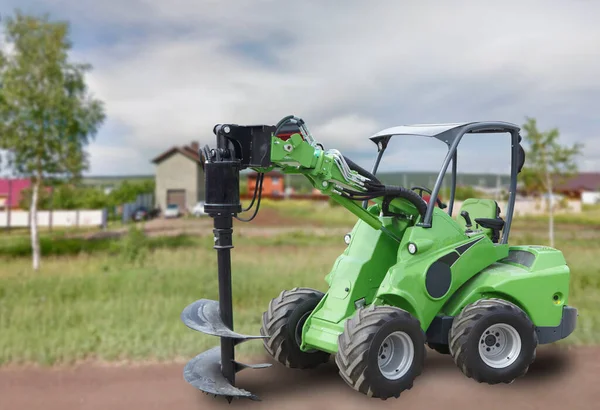 Grüner Traktor Auf Dem Feld Bauarbeiten lizenzfreie Stockbilder