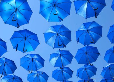  Birçok gökyüzü arka plan üzerinde renkli şemsiye sokak dekorasyon mavi