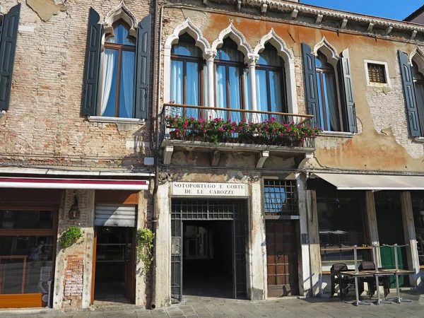 2017 ヴェネツィア イタリア 古典主義の歴史的中心部の建物の古いファサード — ストック写真