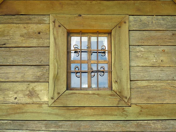 中世の教会に鉄の格子の古い木製の窓 — ストック写真