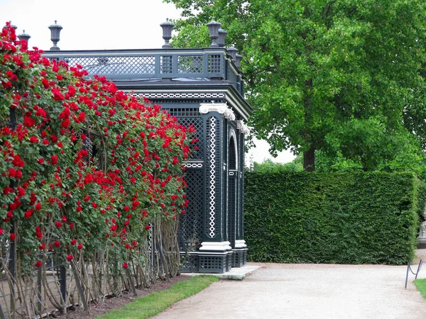 Tonnelle Abstraite Jardin Noir Parterres Fleurs Arbres Tondus Dans Parc — Photo