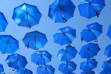  Birçok gökyüzü arka plan üzerinde renkli şemsiye sokak dekorasyon mavi
