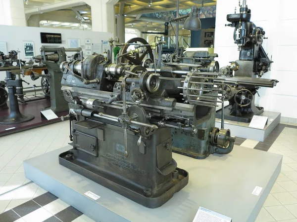 2018 维也纳 奥地利 老和强大的工业金属加工机器在博物馆 — 图库照片