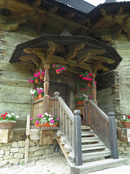 Widok Przodu Gankiem Vintage Drewniane Drzwi Kwiatów Dekoracje — Zdjęcie stockowe