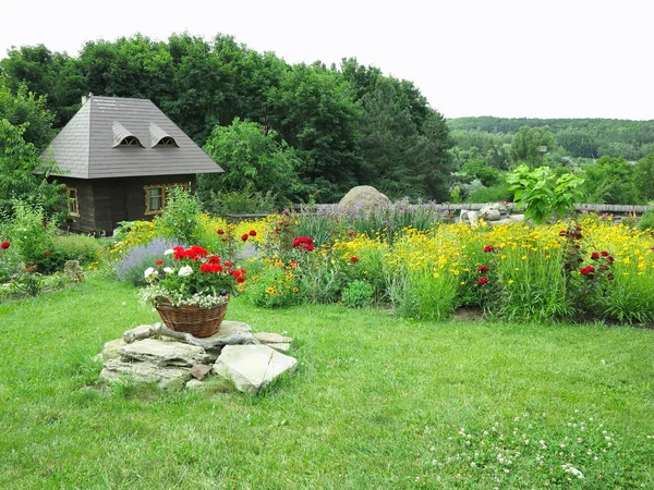 Idyllisch Uitzicht Een Huisje Een Achtergrond Van Bloemen Groen Bos — Stockfoto