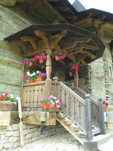 Vooraanzicht Van Een Vintage Houten Voordeur Veranda Met Bloemen Decoratie — Stockfoto