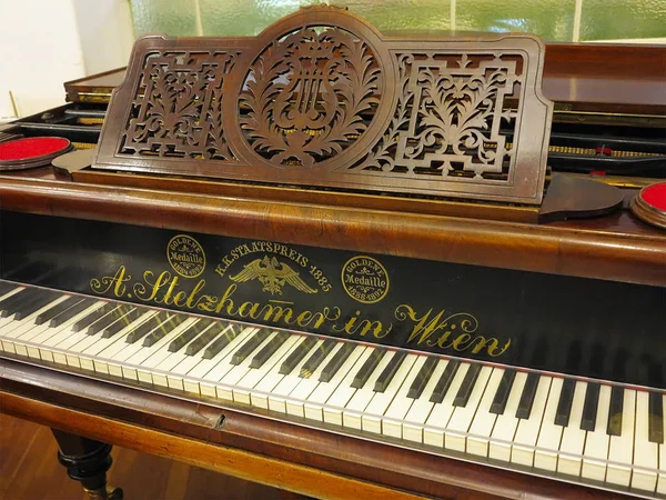 2018 Vienna Austria Vecchio Pianoforte Lusso Verticale Vintage Nel Museo — Foto Stock