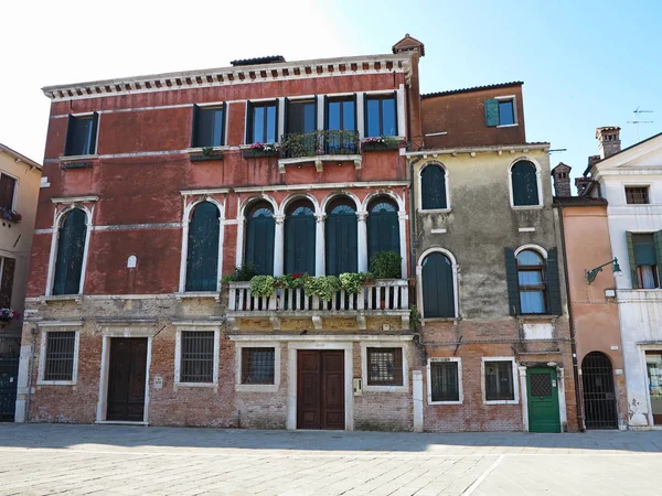 古典的なイタリア ヴェネツィアの歴史的中心部の建物の古いファサード — ストック写真