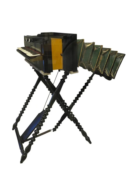 ヴィンテージの古い木製のハルモニウム 白い背景で隔離 伝統的な木製の鍵盤楽器 — ストック写真
