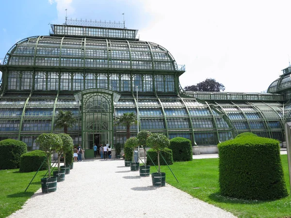 2018 维也纳奥地利 棕榈房子在 Schoenbrunn 宫殿在2014年5月2日在维也纳 棕榈房子包括三个亭子为不同的高潮区域 — 图库照片