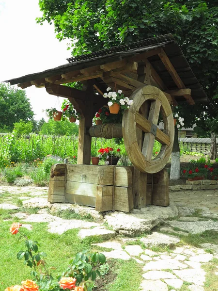Vintage Old Wooden Water Well Huge Giant Wheel — Stock Photo, Image