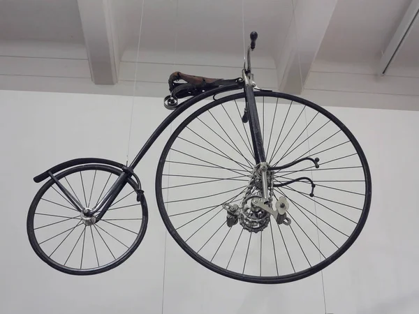 Vintage Velha Bicicleta Retro Isolado Sobre Fundo Branco — Fotografia de Stock