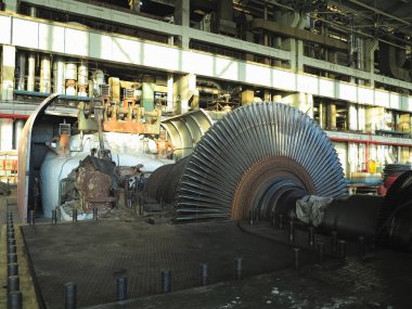 Bir santral, bir elektrik jeneratörü tamir sürecinde sökülüp buhar türbini