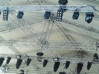 Sahne Elektrik Aydınlatma projektör cihazları ve hoparlörler yapılar