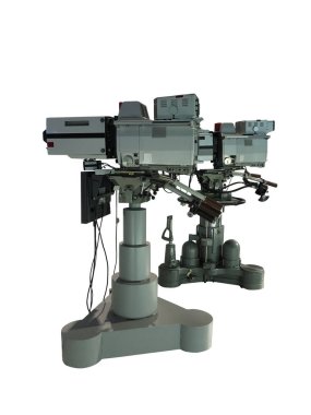 Beyaz arka plan üzerinde izole tripod üzerinde TV profesyonel studio dijital video kamera