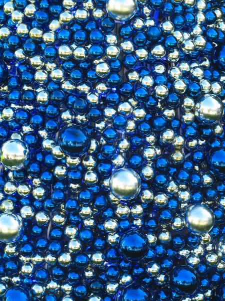 Fondo Abstracto Navidad Con Bolas Brillantes Azules Blancas — Foto de Stock