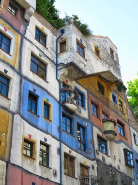 26.05.2018, Viyana, Avusturya: Hundertwasser Evi en Viyana'nın mimari önemli, sanat ve vintage alışveriş bölgesine birleştirmek bir bar, Restoran ve çok sayıda Hediyelik eşya mağazaları