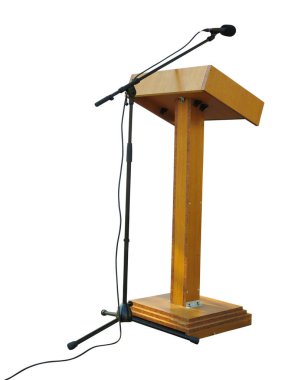 Ahşap podyum tribün stand kürsü beyaz arka plan üzerinde izole mikrofon ile