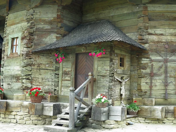 2018 摩尔多瓦 查西瑙 一个老式木制前门门廊的前面的花装饰 — 图库照片