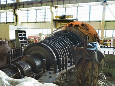 Bir santral, bir elektrik jeneratörü tamir sürecinde sökülüp buhar türbini
