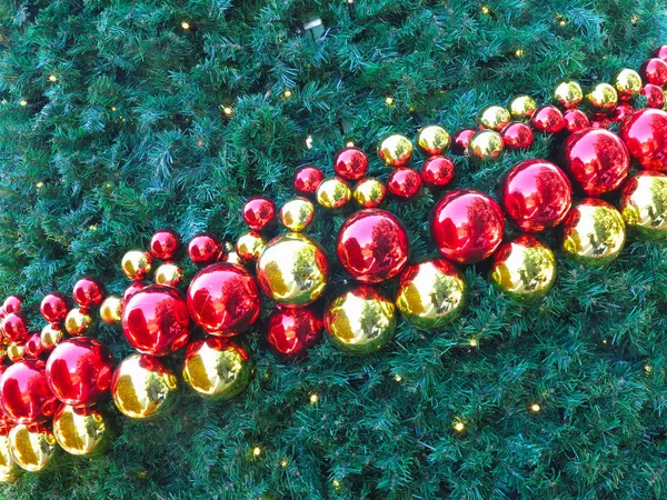 Fondo Abstracto Navidad Con Decoraciones Bolas Brillantes Árbol Verde —  Fotos de Stock
