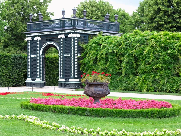 Tonnelle Abstraite Jardin Noir Parterres Fleurs Arbres Tondus Dans Parc — Photo