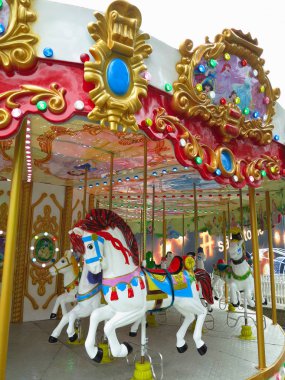 02.01.2019, Moldova, Chisinau: geleneksel neşeli gitmek yuvarlak atlıkarınca renkli atları