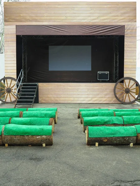 Leere Straßenbühne Mit Grünen Stühlen Vor Der Vorstellung — Stockfoto