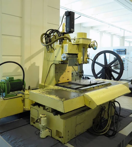Ancienne Puissante Machine Industrielle Travail Des Métaux Dans Atelier Vintage — Photo