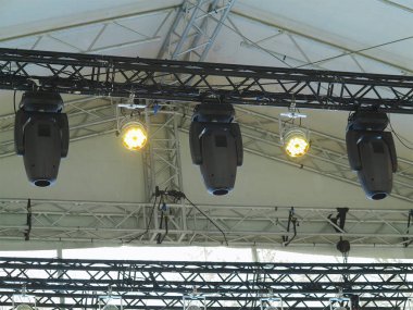 Endüstriyel elektrik ışığı projektörleri ve sahne metalik yapılar