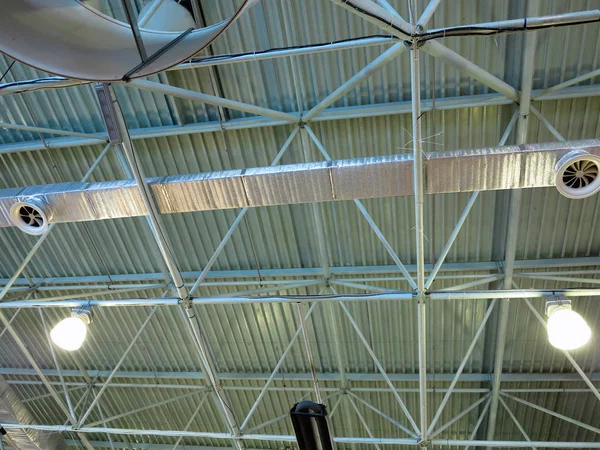 Staal metalen dak structuur hedendaagse technologie — Stockfoto