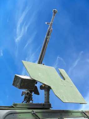 Mavi gökyüzü backgrou Rus eski yeşil uçaksavar makineli tüfek