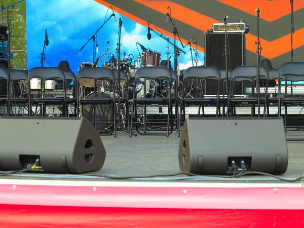 Conjunto de tambor con amplificadores y altavoces en el escenario antes de Conce en vivo —  Fotos de Stock