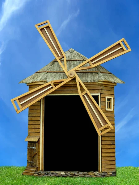 Velho conceito tradicional de moinho de vento de madeira sobre fundo azul céu — Fotografia de Stock