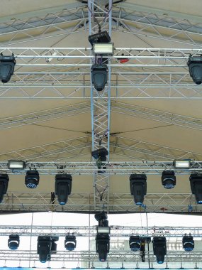 Konser öncesi modern sahne yapıları ve hafif ekipmanlar