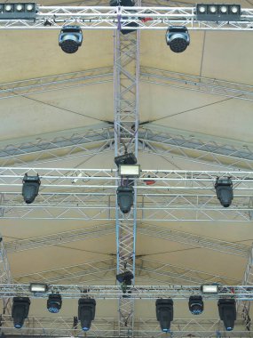 Konser öncesi modern sahne yapıları ve hafif ekipmanlar