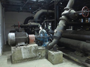 Elektrik motorları, borular, borular ile endüstriyel büyük su pompaları