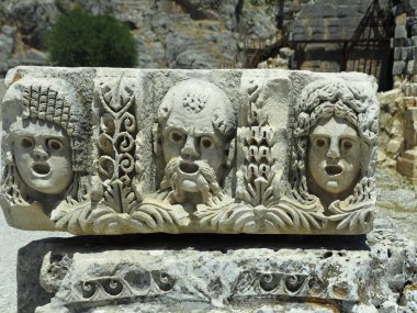 Antik Roma tiyatro maskelerinin bas-kabartma ve taş heykel