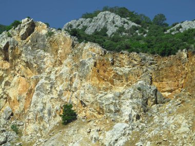 Mavi gökyüzü arka plan üzerinde yüksek kaya dağları