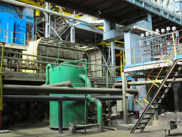 Elektrik motorları, borular, borular ile endüstriyel büyük su pompaları