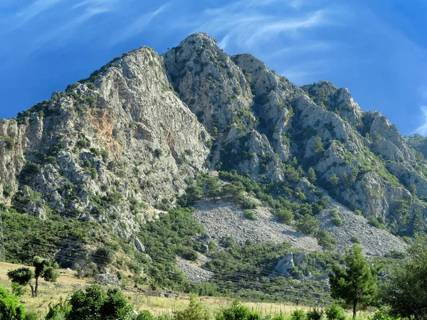 Hautes montagnes rocheuses sur fond de ciel bleu — Photo