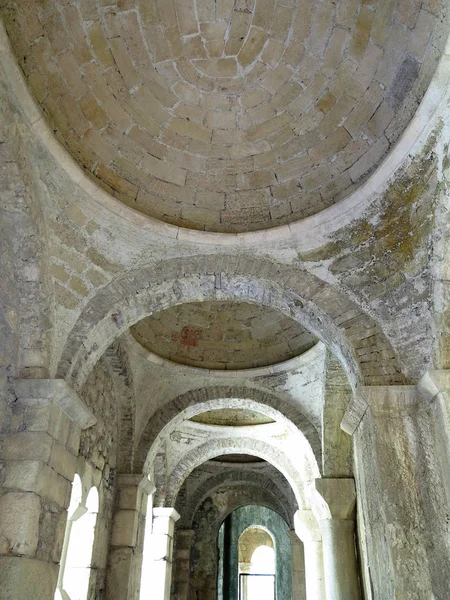 Vnitřní pohled na abstraktní starodávnou kamennou kupoli v kostele — Stock fotografie