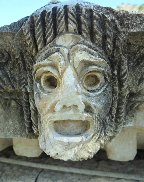 Bajorrelieve y escultura de piedra de antiguas máscaras de teatro romano — Foto de Stock