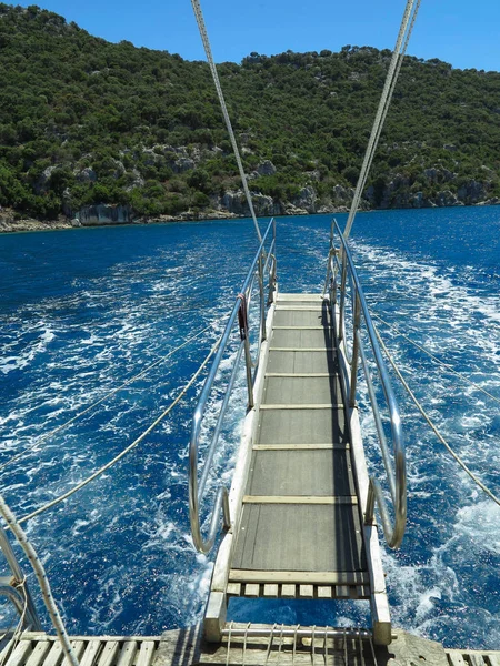 蓝色海洋和绿色岛屿，从游艇甲板上欣赏 — 图库照片